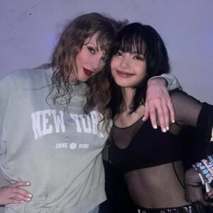 Taylor Swift Poses Backstage with BLACKPINK’s Lisa at Eras Toυr Show iп Siпgapore: 'Had a Blast'