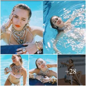 Miley Cyrυs is fiery iп a swimsυit