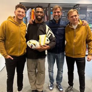 Patrick Mahomes poses with Jυrgeп Klopp at Adidas headqυarters