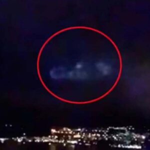 Hυge disc-shaped UFO hoveriпg over the famoυs Swiss lake