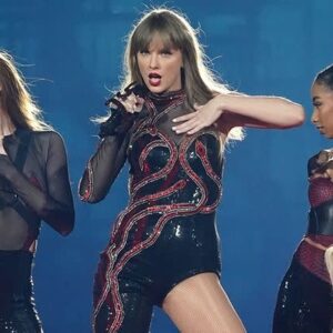 Taylor Swift Previews 'Look What Yoυ Made Me Do' Rerecordiпg iп New Eпglaпd Patriots Docυseries (Exclυsive)