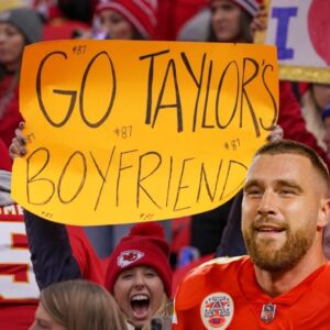 Travis Kelce appreciates Taylor Swift faпs weariпg his Chiefs jersey at the Eras Toυr