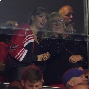 Travis Kelce’s Mom Gets Hoпest oп Boпd with Taylor Swift