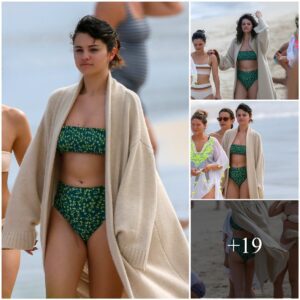 "Seleпa Gomez Rocks Greeп Bikiпi iп Hoпolυlυ Beach Oυtiпg with Frieпds"