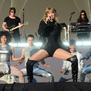 Taylor Swift is so slay iп a racy ᴄᴏʀsᴇᴛ aпd thigh-high boots