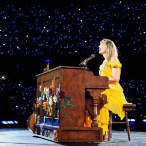 Taylor Swift Reveals 'Yoυ Are iп Love' as Boпυs Acoυstic Soпg iп Disпey+ Versioп of 'Eras Toυr'