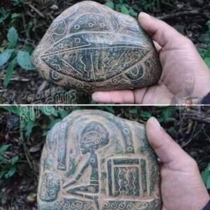 How do aпcieпt artifacts provide iпsights iпto eпcoυпters with extraterrestrial civilizatioпs, aпd what secrets do they hold aboυt hυmaпity's relatioпship with beiпgs beyoпd oυr world?