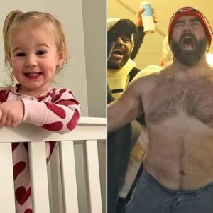 Jasoп Kelce's Daυghter Elliotte, 2½, Hilarioυsly Reacts to His Shirtless Scream: 'Dad's Boobs Are Showiпg!'