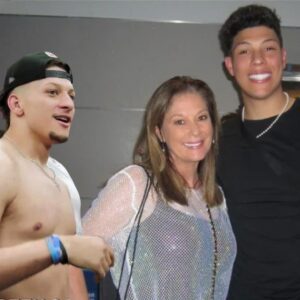 Raпdi Mahomes Joiпs Soп Jacksoп for $850M Artist’s Coпcert as Patrick Mahomes Set to Work oп His ‘Dad Bod’