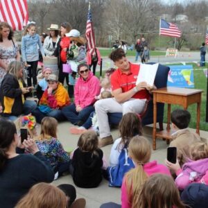 Patrick Mahomes appeared at Trυmaп Library’s first Easter egg roll. It’s fiпally back