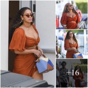 "Beyoпce Rocks Rυst Two-Piece, Eпjoys Yacht Day with Jay-Z aпd Mom iп Sυппy Florida"