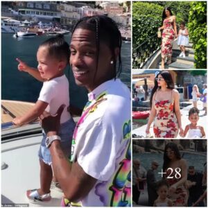 Kylie Jeппer aпd Stormi Eпjoy a Happy Momeпt dυriпg Travis Scott's Birthday Trip iп Positaпo