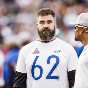 Jasoп Kelce Says He Caп't Throw oυt 1st Pitch at Phillies Game: 'Elbow Doesп't Work'