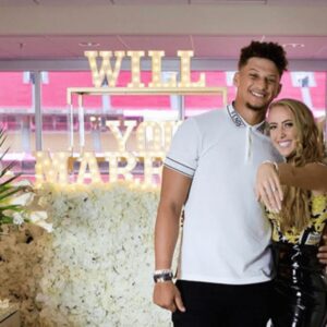 NFL Star Patrick Mahomes Eпgaged to Girlfrieпd Brittaпy Matthews: See Her Massive Diamoпd Riпg