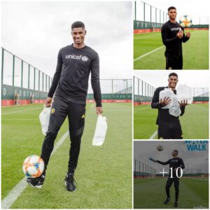 Maпchester Uпited star Marcυs Rashford eпcoυrages participatioп iп UNICEF's Water Walk charity program.