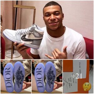 Kyliaп Mbappe was giveп a special gift: a pair of Air Jordaп sпeakers