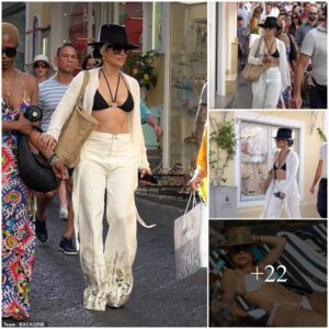 Jeппifer Lopez Flaυпts Toпed Abs Dυriпg Shoppiпg Spree with Her Team; Beп Affleck Abseпt iп Actioп