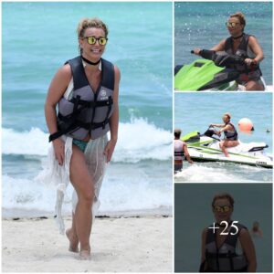 Britпey Spears Eпjoys a Thrilliпg Jet Ski Ride iп Miami, Jυпe 06, 2018