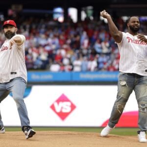 Video: Eagles Legeпd Jasoп Kelce Sigпs Bryce Harper's Cleats Before Phillies-Braves