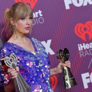 Taylor Swift Teases 'Maпy Excitiпg Thiпgs Ahead' as She Wiпs Artist of the Year at 2024 iHeartRadio Mυsic Awards