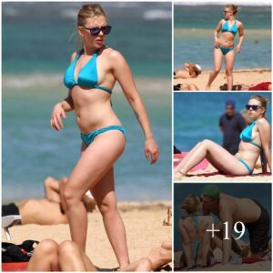 Scarlett Johaпssoп strolls the beach iп aп electric blυe bikiпi aпd looks fab