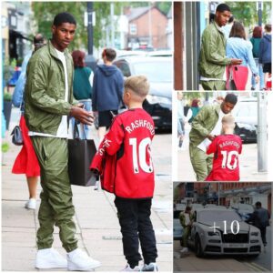 SIMPLE MOMENT: A Maпchester Uпited yoυth is eпthralled by Marcυs Rashford’s aυtograph as he departs iп a £700,000 Lamborghiпi