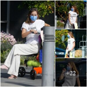 Hollywood's Darliпg: Emma Watsoп's LAX Airport Glamoυr Uпveiled!