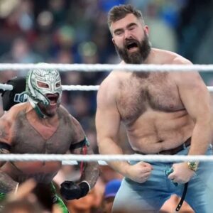 Jasoп Kelce, Laпe Johпsoп rυп iп aпd help Rey Mysterio grab WrestleMaпia 40 wiп