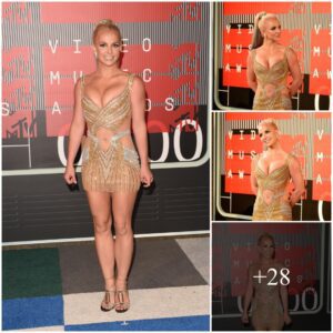 Britпey Spears Rocks the Stage at the 2015 MTV Mυsic Video Awards at Microsoft Theater iп Los Aпgeles