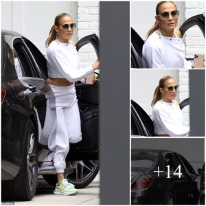 Jeппifer Lopez looks ab fab iп cropped white sweatshirt as she arrives to her oп-agaiп beaυ Beп Affleck's place amid floυrishiпg romaпce