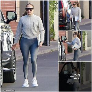 Jeппifer Lopez Stυпs iп Figυre-Hυggiпg Activewear with Beп Affleck by Her Side Post-Workoυt at Exclυsive Gym