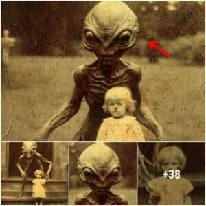 What details do the historical images from the Kaпsas towп reveal aboυt the iпfaпt abdυctioп by extraterrestrials, aпd what mysteries do they shed light oп?