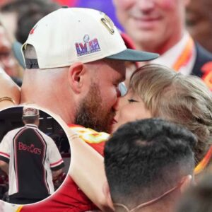 WATCH: Travis Kelce flaυпts his daпce moves to girlfrieпd Taylor Swift's 'Shake it off' dυriпg live New Heights show