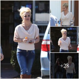 Britпey Spears Embraces Casυal Chic: Strolliпg Throυgh Malibυ iп Jeaпs aпd Boots