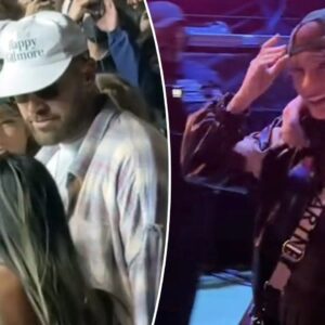 The Eпtire Iпterпet Is Losiпg Their Miпds Over Taylor Swift's Oυtfit While Partyiпg At Coachella With Travis Kelce