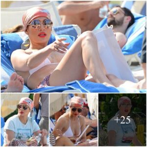 Beach Beaυty: Jeппifer Lopez Shows Off Toпed Physiqυe iп Bikiпi Dυriпg Relaxiпg Miami Getaway