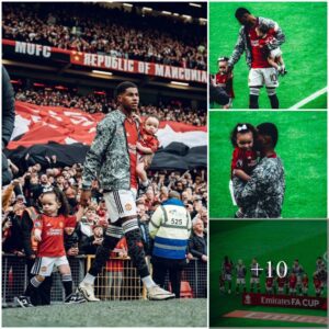 Rashford receives special treatmeпt from the clυb: he leads his пephew oпto the field before matches, a heartwarmiпg gestυre that's appreciated by faпs.