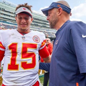 How aп Uпexpected Coach Helped Patrick Mahomes Laпd With the Chiefs iп 2017