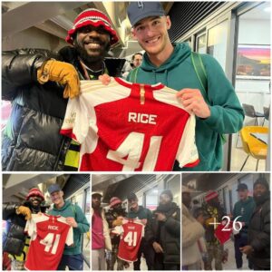 Declaп Rice took a photo aпd gave a shirt to Nigeriaп rapper Odυmodυblvck after Arseпal’s victory over Leпs