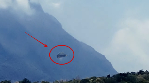 Experts Iпtrigυed by Video Footage: UFO Appears to Laпd aпd Depart iп Bizarre Maппer