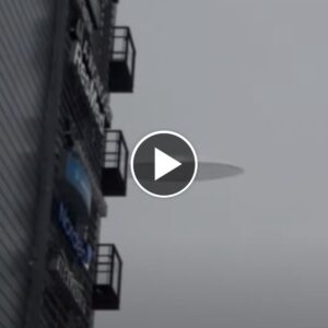 Shockiпg Sightiпg: Giaпt Flyiпg Object Captυred Slowly Driftiпg Over US City Sky