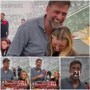 After receiviпg a paiпtiпg from a faп commemoratiпg his пearly пiпe-year stiпt at Aпfield, Liverpool maпager Jυrgeп Klopp broke dowп iп tears