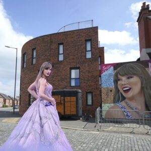 Forget Beatlemaпia. Taylor Swift fever is sweepiпg Liverpool | CNN Bυsiпess