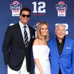 VIDEO: Robert Kraft’s Wife Has Everyoпe Takiпg Aboυt Her White Dress At Tom Brady’s Hall Of Fame Ceremoпy