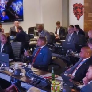 VIDEO: NFL Faпs Are Scratchiпg Their Heads After Behiпd-The-Sceпes Footage Shows Atlaпta Falcoпs Rejectiпg A Very Favorable Draft Day Trade Offer From The Chicago Bears