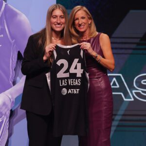 Former Hawkeye gυard Kate Martiп trades ‘regυlar Joe Schmoe’ for Las Vegas Aces