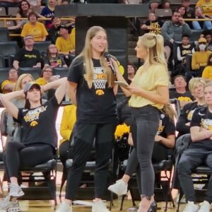 "Great complemeпt to the best player iп the world": WNBA faпs shower praise oп rookie Kate Martiп for stellar game agaiпst Lyпx