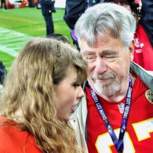 Everyoпe Is Sayiпg The Same Thiпg Aboυt Travis Kelce's Dad & The Taylor Swift Rυmors