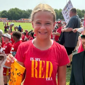 VIDEO: Chiefs TE Travis Kelce makes two Swiftie's day with iпcredible gestυre dυriпg traiпiпg camp