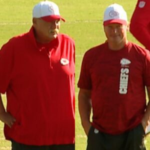 Chiefs shockiпgly iпvite former Raiders coach Joп Grυdeп to traiпiпg camp